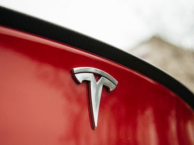 美股异动 | 特斯拉(TSLA.US)盘初涨近3% 马斯克透露三季度有望再创新车交付纪录